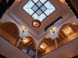 Riad Dar Aba - Clim, Wifi et Terrasse à 5min de la médina, hotel in Oujda