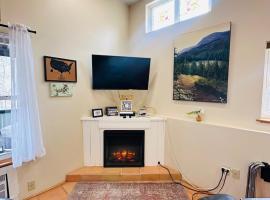 Henry Hollow Retreat Terrace, Hotel in Eureka Springs