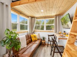 Ganesh Tiny Home at Ichetucknee Springs, hotel in Fort White