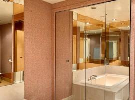 Nuit avec vue sur la mairie, hotel en Boulogne-sur-Gesse