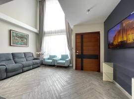 Luxury Villa with Jacuzzi 4 Bedroom 4 Bath, Hotel in Baños