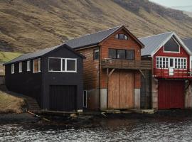 Neystastova - Boathouse Stay with Fjord Views, hotel en Hvalvík