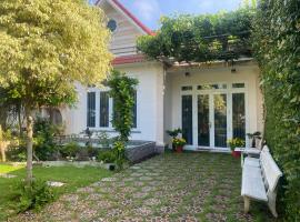 Phòng View sân vườn-hồ bơi, hotel in Ấp Phú Khương