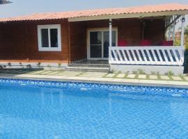 Private pool with 3 bhk farm house Kuku farm stay # Moinabad, hotel in Venkatāpur