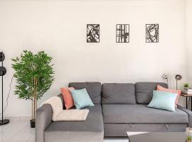 Loopafstand van Lokale Winkels en Zeedijk! - Prachtig Vakantiehuis!, hotel in Terneuzen