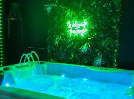 Ô Spa Privatif - Luxury Suite - JACUZZI-SAUNA-NETFLIX-FISHSPA-SERVIETTES-PEIGNOIRS-SANDALES-CAFE, hotel em Morlanwelz-Mariemont