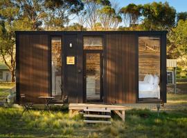 Rowsley Valley Tiny House 2 by Tiny Away, hotel en Ingliston