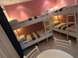 Blloku Vibes Hostel - Female Only, готель у Тирані