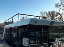 Bright Room Houseboat, hotel en Belgrado