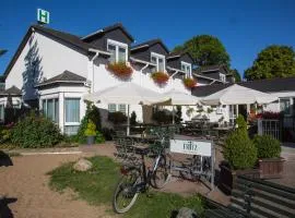 Das FRITZ Hotel Schwerin schöne Lage im Grünen mit regionaler Küche kostenfreien Parkplätzen und E Ladestation