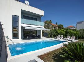 Villa Tesa 2, hotel v destinaci Okrug Donji