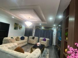 Luxury 2 Bedroom Apartment, hotel en Magodo