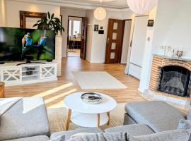 Luxury Villa 130 m2 centrally, hotel in Katrineholm