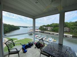 Four Seasons Luxury condo on the Lake, ξενοδοχείο σε Lake Ozark