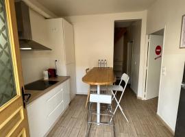 Belle maison à 11 mm des Champs Élysées, Hotel in Nanterre