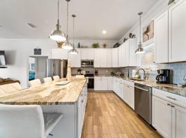 Newer Large Beachside 6 Bedroom House 3000 Sq Ft Sleeps 22, hotel in Dauphin Island