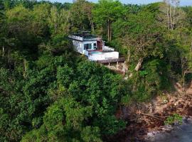 The Munique Cliff House Chumphon - private jacuzzi with beach views, hotel in Chumphon