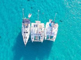 Barco para dormir sobre el Mar、バレンシアのホテル