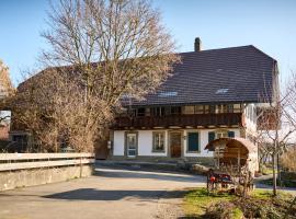 Uelis-Stöckli-Gästezimmer auf Bauernhof mit Billiard und Alpakatrekking, hotel in Meikirch