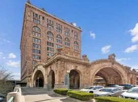 Placemakr Downtown Pittsburgh at The Pennsylvanian