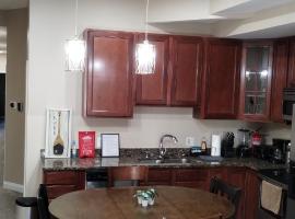 Beautiful 3BR 3BA Condo with free parking near Downtown Washington DC, hotel in Washington