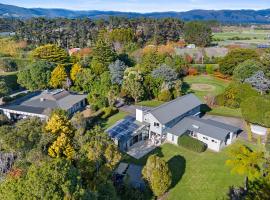 Anam Cara Gardens luxury Villa Private bedrooms and ensuite bathrooms Sleeps 9, hôtel à Otaki