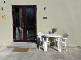 Private Detached Small Bedroom and Bathroom Only- This is not an apartment- No clothes storage- no cooking facilities, Hotel in Droichead an Bhuitléaraigh