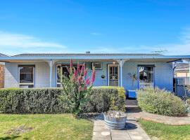 Charming Coastal Cottage-Steps Away from the Beach, hotel en Aldinga Beach
