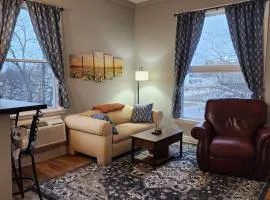 Spacious 2BR Apt Downtown, 2 Blocks from State Capitol