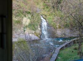 RIVER HOUSE IN THE MOUNTAINS - with Wi-Fi, hôtel à Pianosinatico