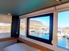 Casa Flotante en el Puerto de Vigo - Different Charter, hotel in Vigo