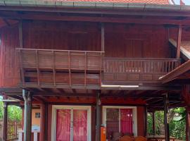 Suree Garden Resort & Karaoke, hotel en Nakhon Pathom