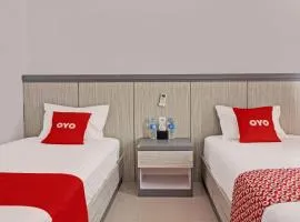 Super OYO 92518 De Luna Hotel