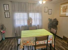 Cozy Retreat With Dine-in Kitchen, Hotel in Cedar Rapids