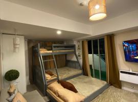 1-BR Condo with 4 BEDS, DINING, Karaoke,NETFLIX,YTpremium,GAMES,WIFI,25TH fLoor - Sunrise & Sunset CITY&POOL view , wrap-around BALCONY, hotel in San Fernando