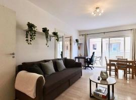 NEW AC Central Escape with Pool Access for Family of 4, hotel in Gibraltar