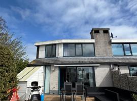 Luxe vakantiehuis aan het water, Lemmer, hotel in Lemmer