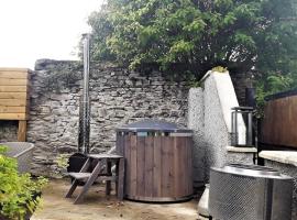 Romantic Hot Tub Retreat with Bar & Tapas Restaurant on-site, hotel in Grange Con