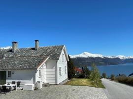 Stort hus med tømmervegger og fjordutsikt, hotel in Stranda