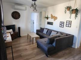 GÎTES MA&LIA SUD ARDÈCHE, hotel v destinaci Saint-Étienne-de-Fontbellon