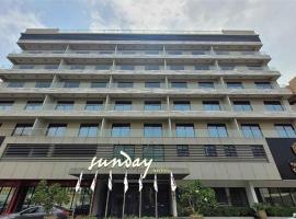 Sunday Luxury Downtown Adliya Formerly Jewel Hotel, hotel v mestu Manama