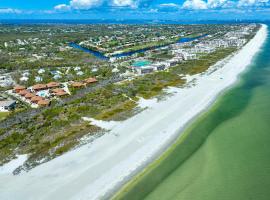 Enjoy pool views from your Sanibel Island Villa Private beach、サニベルのホテル
