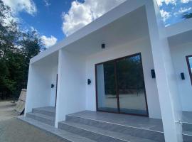 Beach front deluxe room with bathroom - Modern Cabin Shiloh 2, hotel in San Narciso