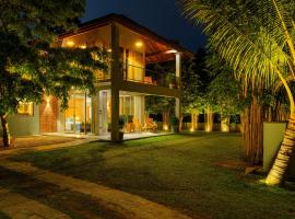 Villa Rumassala Luxury Chalets Unawatuna, hotel in Unawatuna