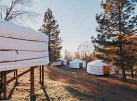 Glamping yurt at nature retreat in Sequoia NForest, ξενοδοχείο σε Miramonte