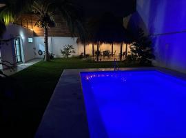 Casa Palancar with beautiful swimming pool and private palapa, Hotel in Cozumel
