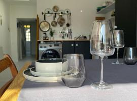 Bright & Spacious 2-Bed Townhouse, ξενοδοχείο στο Γουότερφορντ