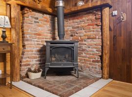 Rainier's Iconic Cabin with Forest Views & Hot Tub, hotel in Ashford