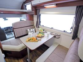 Fukuroneko RV 海辺の駐車場でキャンピングカーでの車中泊, hotel v destinaci Fudžisawa