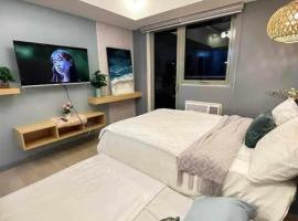 20th floor Studio with 2 BEDS,Hi-Speed WIFI, NETFLIX,WIFI,YTpremium,Games,Washer,Kitchen,HIghFloor,BALCONY - RIENZI' HIRAYA AT AZURE NORTH，位于圣费尔南多的酒店